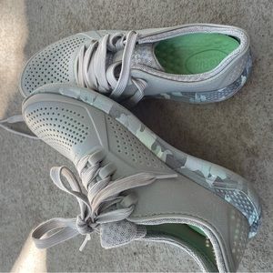 Crocs womens size 6 literide pacer tennis shoe in gray with camo sole